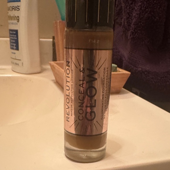 Revolution Other - Revolution Conceal & Glow Foundation - Warm Brown